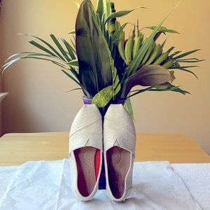 ⭐️🤍⭐️ TOMS WHITE AND SILVER LEATHER SHOES ⭐️🤍⭐️